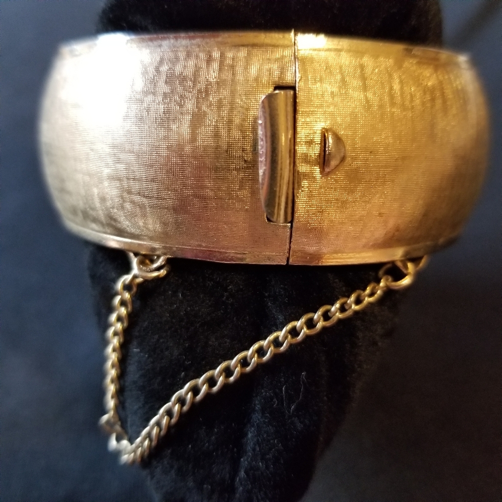 Vintage Coro Pegasus Signed Gold Tone Midcentury Textured Cuff Bracelet - Picture 5 of 10